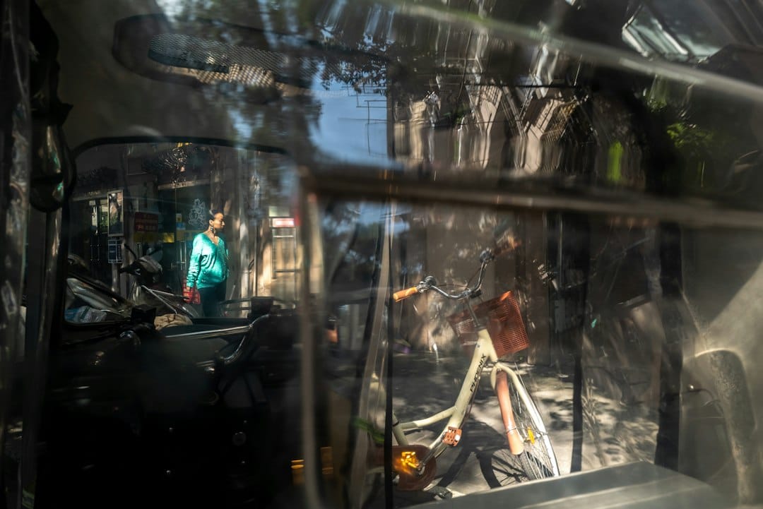 Incendio vehicular en una cabina de peaje: cómo trabajar con el tránsito pasando a dos metros