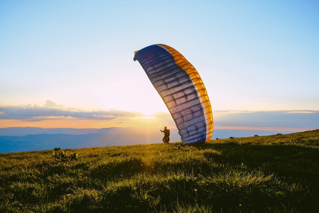 Parapente y vuelo libre: cómo responder a aterrizajes de emergencia en zonas rurales