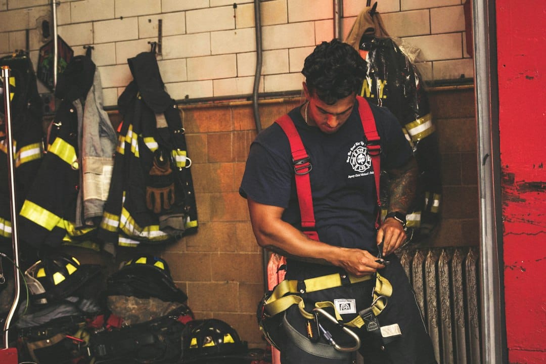 Descontaminación post-incendio: qué hacer con el EPP contaminado antes de volver al cuartel
