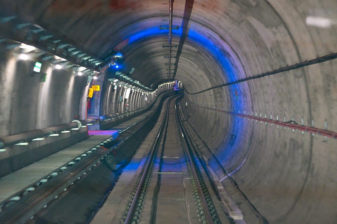 Incendios en subtes y trenes eléctricos urbanos: riesgo de tercer carril y evacuación en túnel confinado