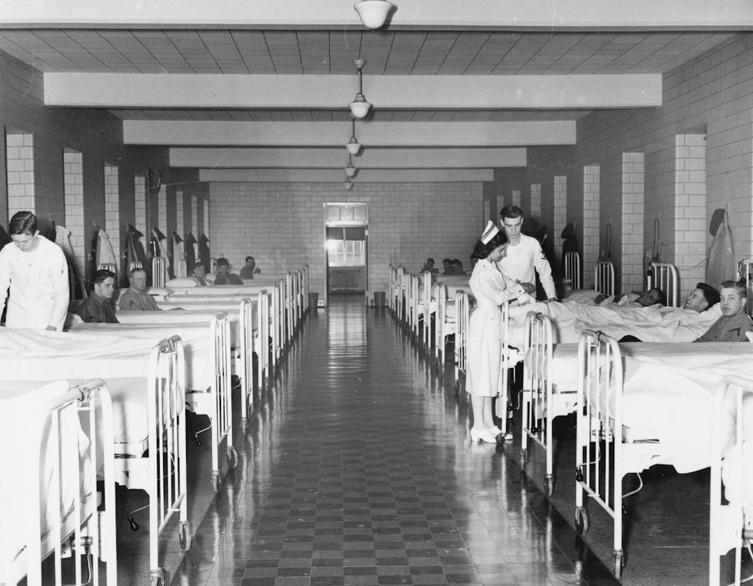 Carpas sanitarias y hospitales de campaña en catástrofes: el rol logístico del cuartel en el armado