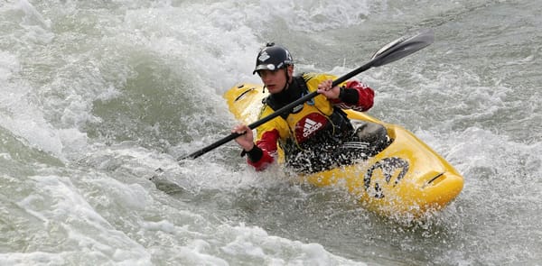 Kayaks de rescate en crecidas súbitas de arroyos urbanos entubados: cuándo sirven, cuándo no y cómo equiparse