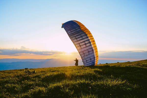 Parapente y vuelo libre: cómo responder a aterrizajes de emergencia en zonas rurales
