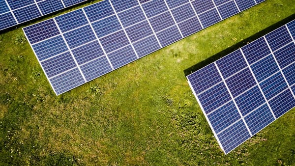 Energía solar y baterías en el cuartel: cómo bajar la factura eléctrica sin quedar atado a la red
