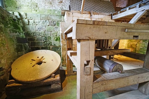 Molinos harineros tradicionales en pueblos chicos: maquinaria antigua, polvo de harina y riesgo eléctrico sin actualizar