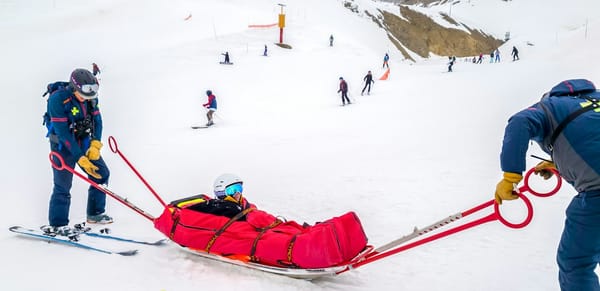 Trineos tipo akja y camillas para evacuación en terreno nevado de montaña: el equipo que falta en los cuarteles cordilleranos