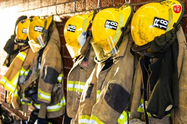 Linternas frontales y portátiles para el bombero: autonomía, resistencia a la intemperie y normas de iluminación personal
