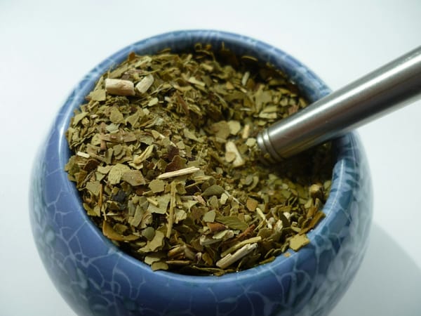 Chacras de yerba mate con secadero a leña: cómo trabajar un barbacuá con brasas vivas toda la noche